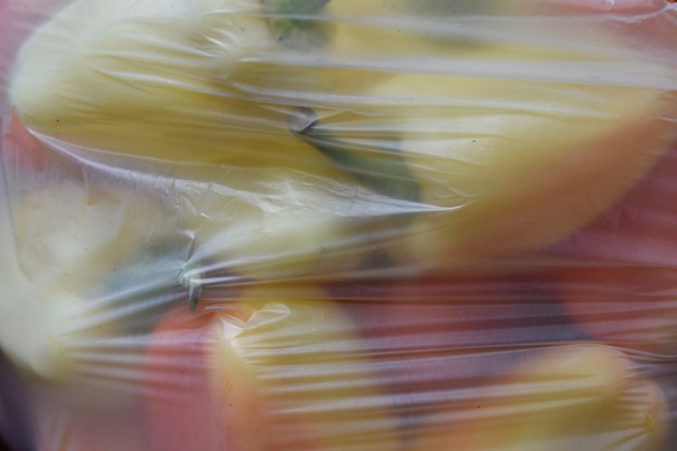 Zöldségek egy műanyag zacskóban.