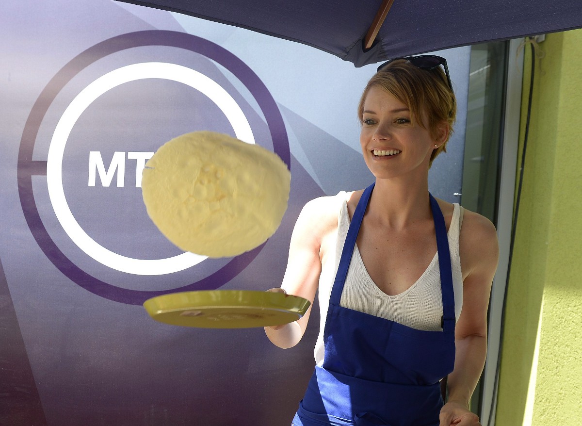 Palacsintát pörget Osvárt Andrea