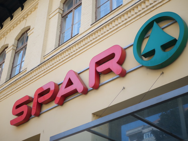 Spar áruház bejárata és logója