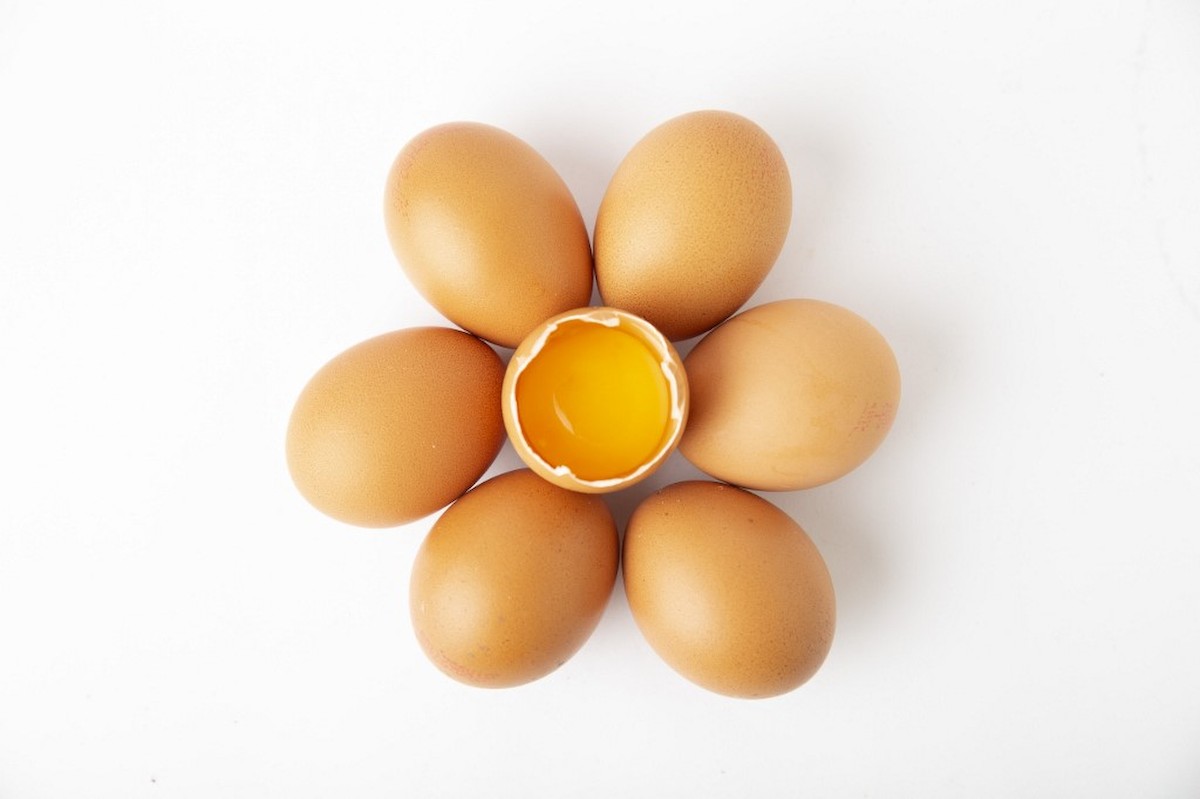 Egy feltört tojás tojás-koszorúban