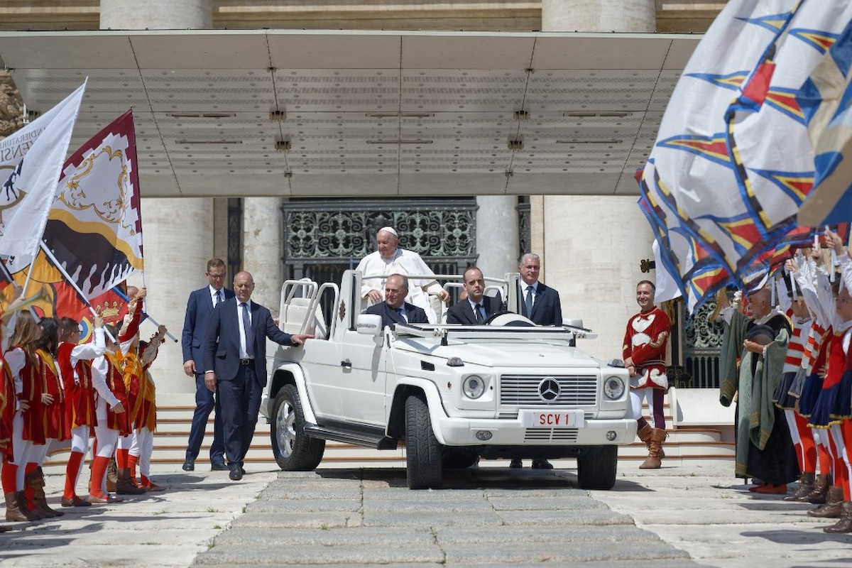 Ferenc pápa autóval indul hívei körébe
