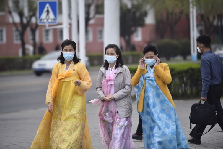Hagyományos hanbok ruhát viselő nők egy phenjani utcán