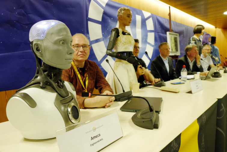 Mesterséges intelligenciával rendelkező humanoid szociális robotok az AI for Good Global Summit sajtókonferenciáján