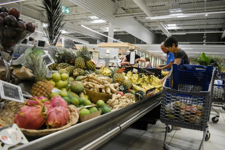 Zöldség és gyümölcs egy szupermarketben