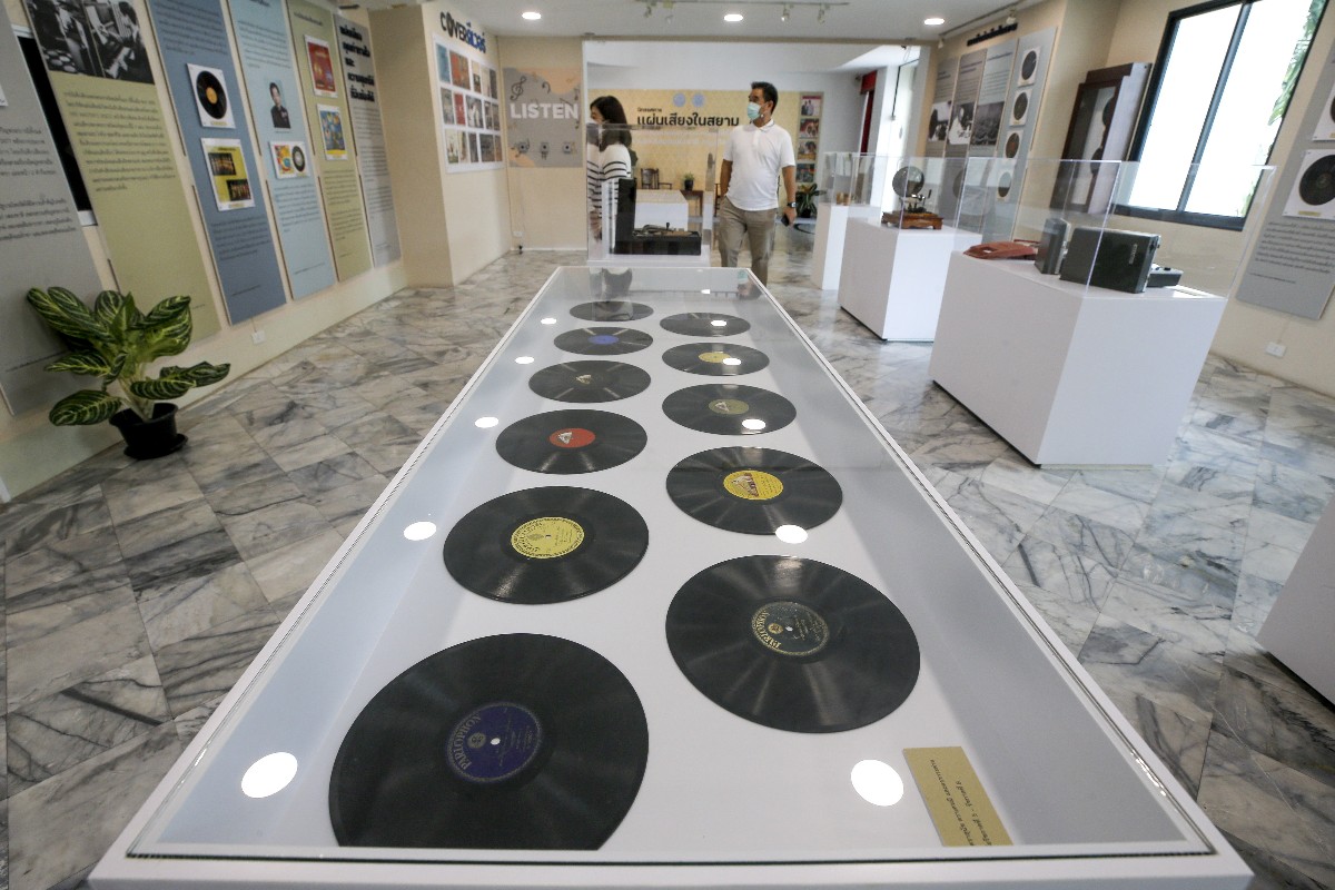 A Hanglemezek Sziámban című kiállítást tekintik meg látogatók a thaiföldi Nemzeti Galériának Szirindhorn hercegnő nevét viselő zenei részlegében