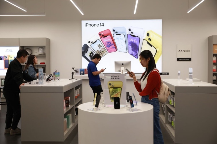 Vásárlók egy iPhone üzletben