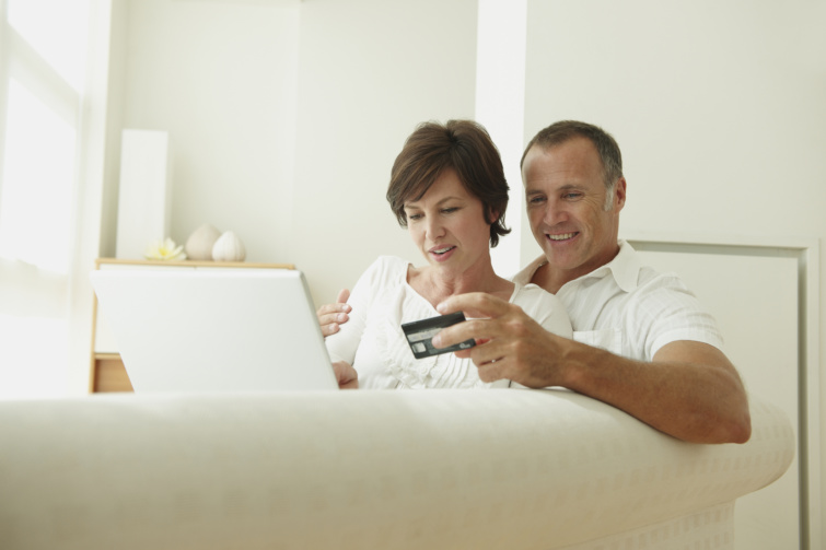 Középkorú pár közös bankkártyával ügyeket intéz
