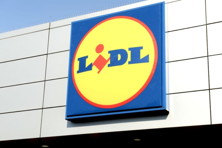 A Lidl logója egy üzletének homlokzatán