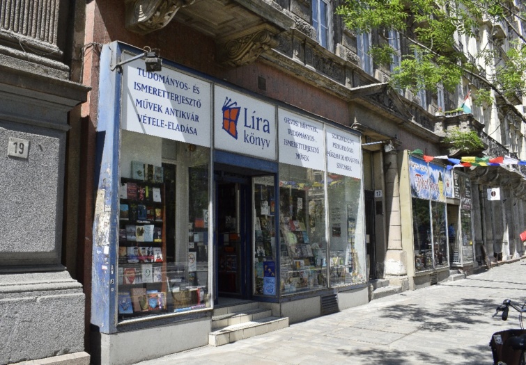 A Líra könyvesbolt a Múzeum körúton.