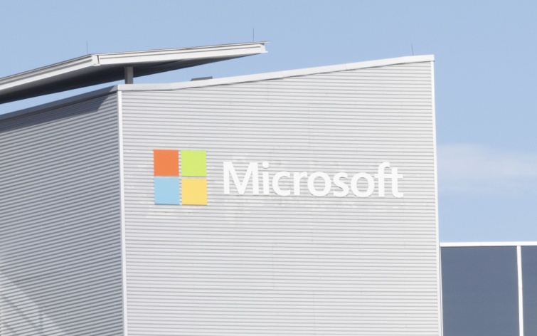 Burlington, 2023. január 18. A Microsoft emblémája az amerikai számítástechnikai társaság épületén a Massachusetts állambeli Burlingtonben