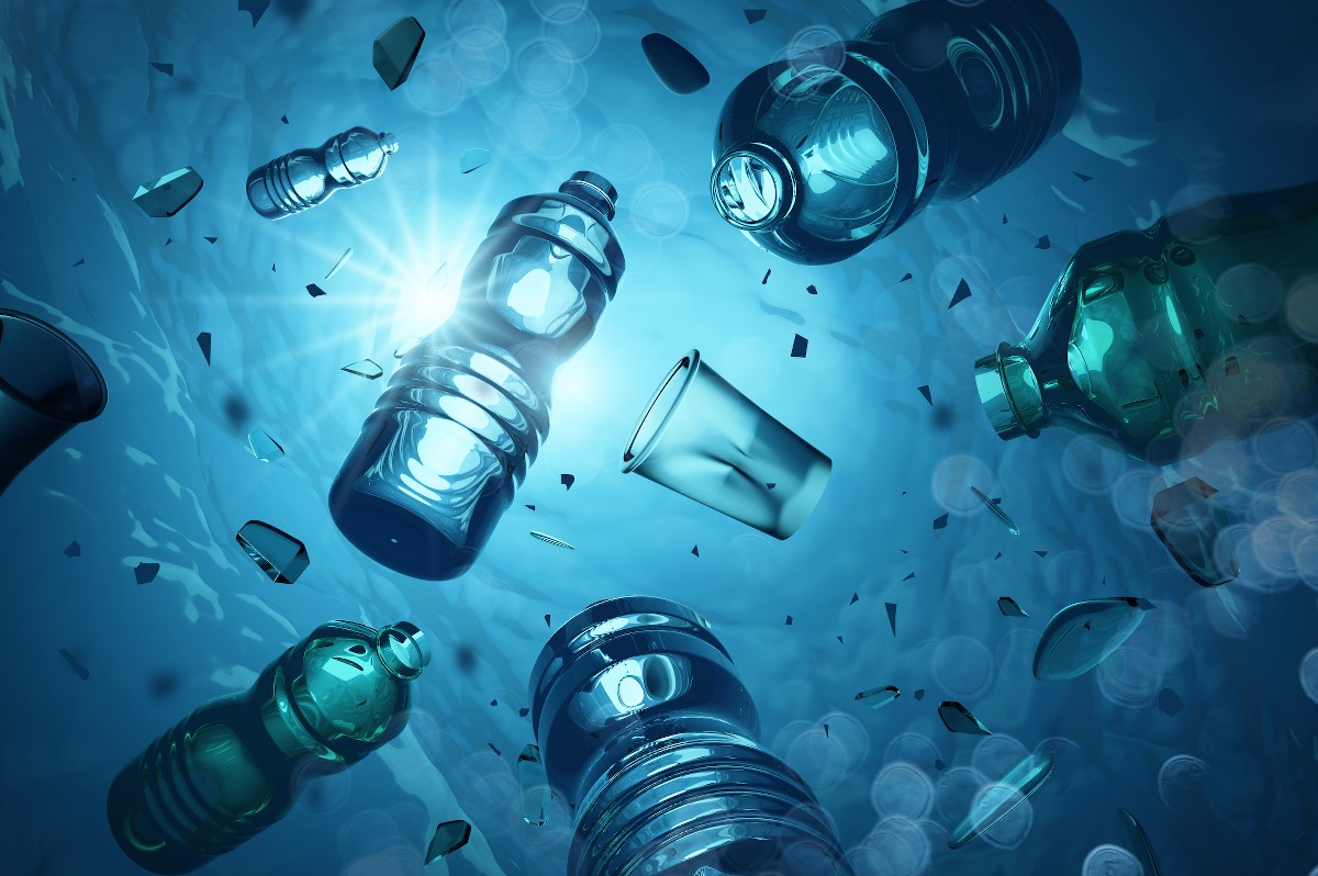 Műanyag palackok lebegnek a vízben
