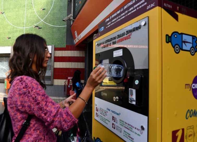 Műanyag visszaváltó automata Olaszországban