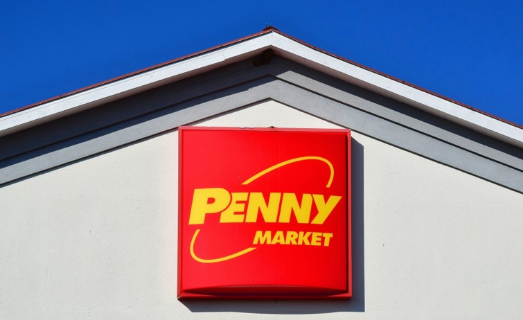 Céglogó a német REWE csoporthoz tartozó Penny Market diszkontáruház-lánc keszthelyi üzletén a Csapás utcában.