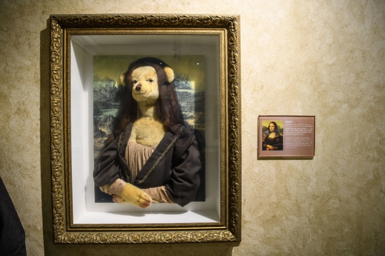 Plüssmackó Mona Lisának öltöztetve