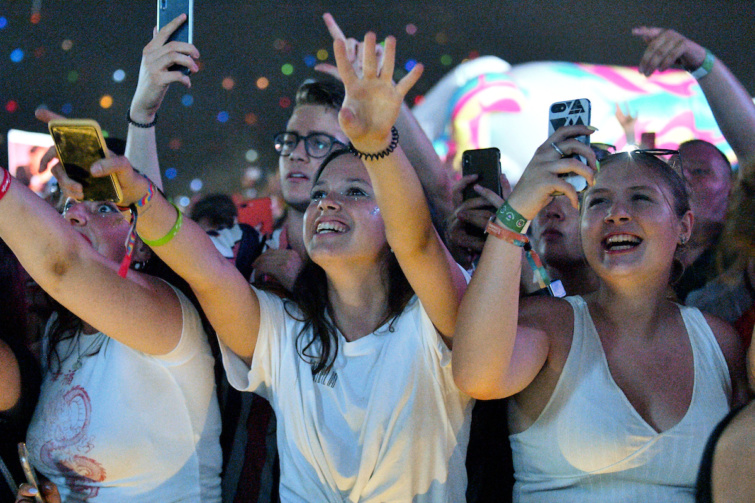 Sziget fesztivál bulizói, akik egy koncertet néznek épp