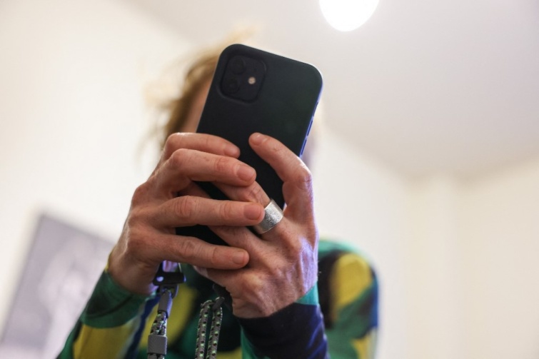 telefonmobilkezben Startlap Vásárlás Kézben egy mobiltelefon