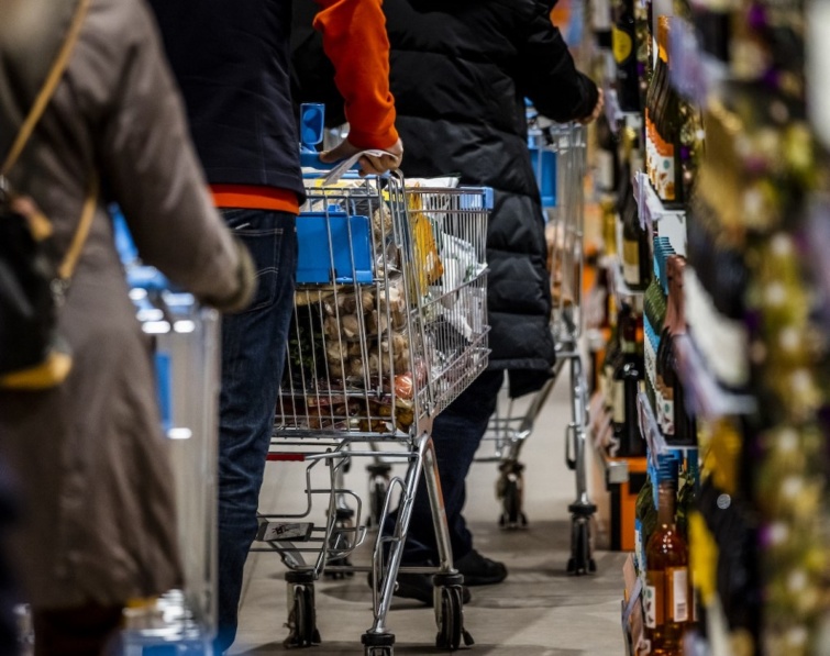 vasarlokboltuzlet Startlap Vásárlás Vásárlók egy élelmiszerüzletben