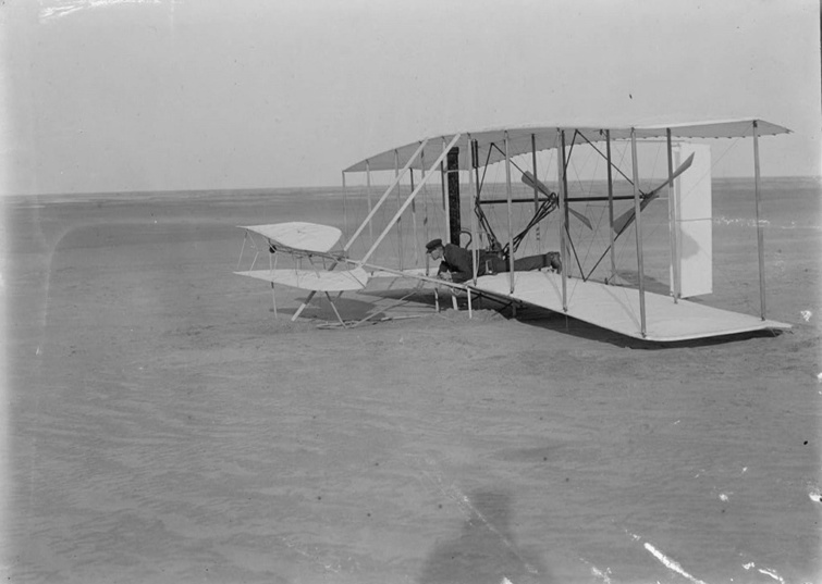 Az egyik első felvétel a Wright-fivérekről, a saját repülőgépükkel 