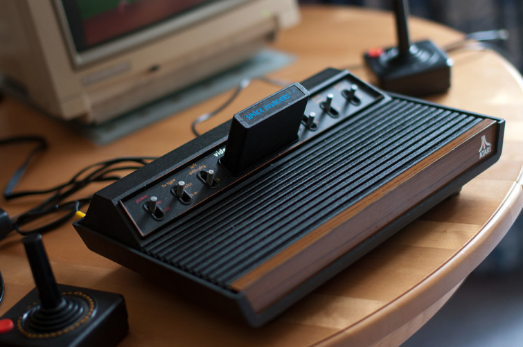 Egy legendás Atari 2600-as játékkonzol a hőskorból