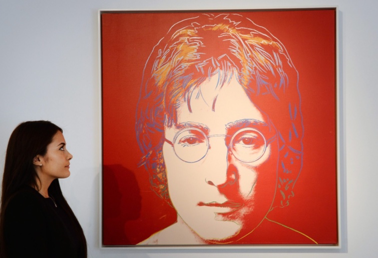 Andy Warhol amerikai művész John Lennon - Red című 1985-86-os alkotása előtt egy alkalmazott a Christie's aukciós ház londoni kiállítótermében