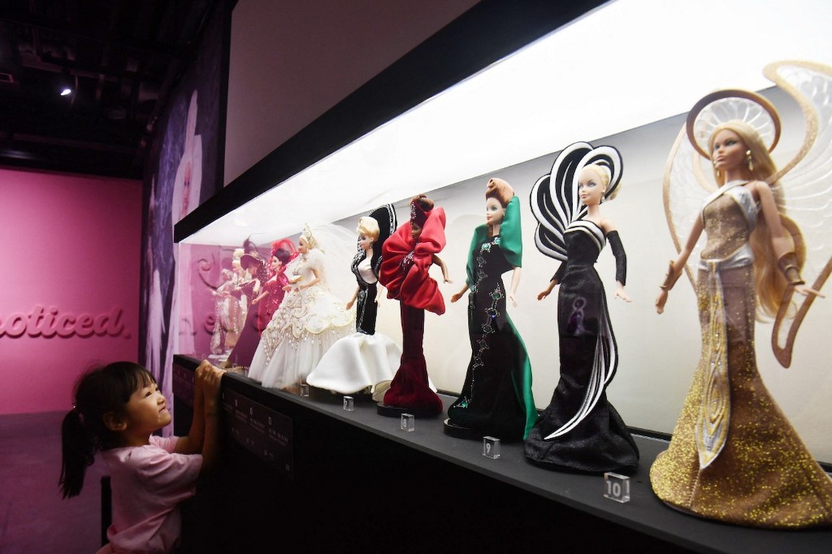 Barbie babák egy kiállításon