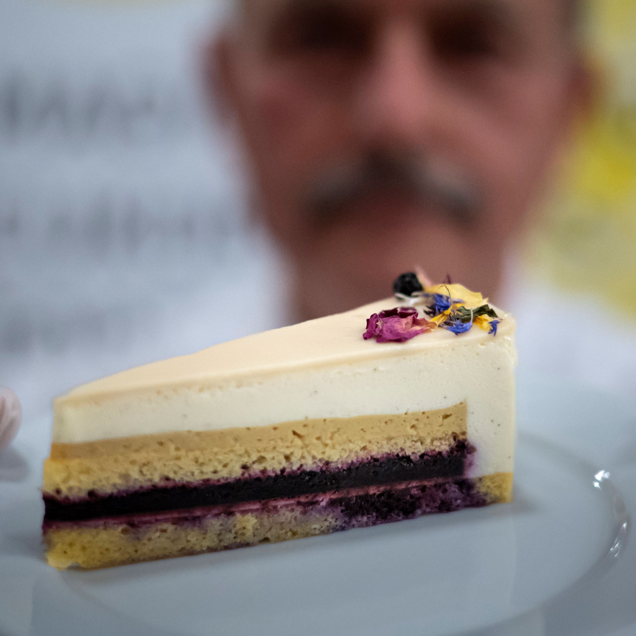 A Magyarország cukormentes tortája cím idei nyertes alkotása, a makói Papp cukrászda cukrásza, Lawal-Papp Zsófia Kikelet elnevezésű fekete teás-levendulás kreációja.