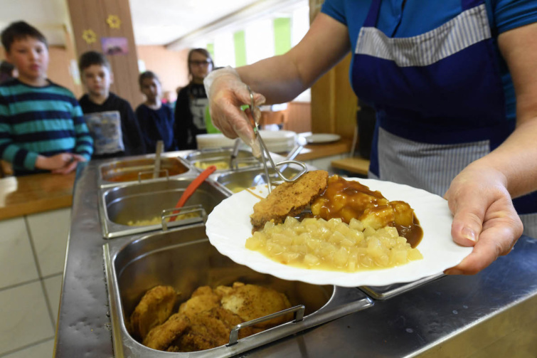 Ebédet osztanak egy általános iskola menzáján