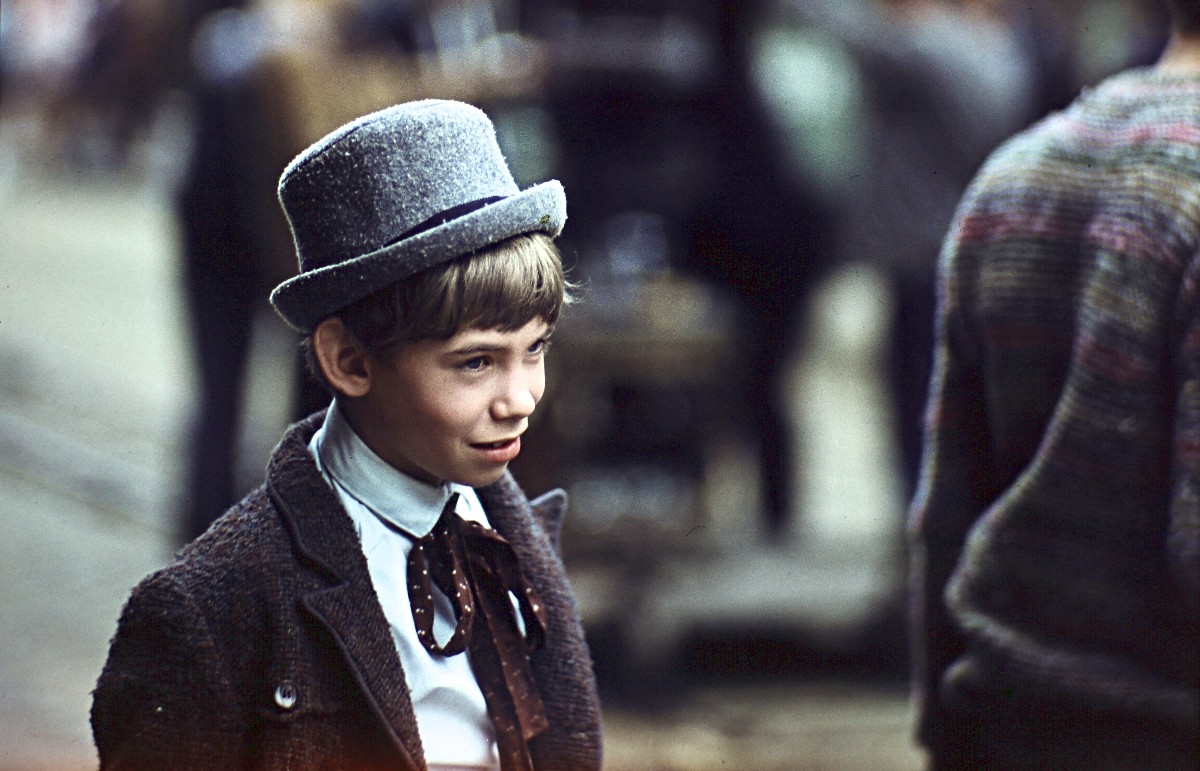 Anthony Kemp brit gyerekszereplő Nemecsek Ernő szerepében, az első magyar-amerikai koprodukciós film, a Pál utcai fiúk forgatásán.