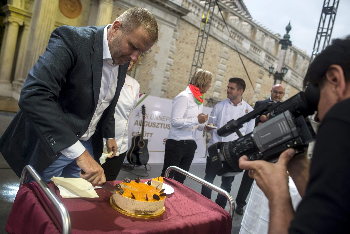 Jókuti András gasztorblogger felvágja Magyarország cukormentes tortáját