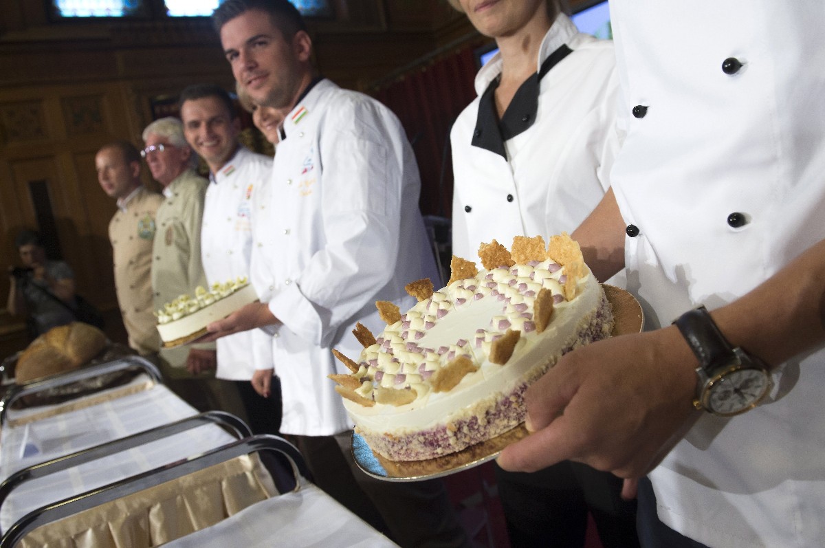 Bemutatják Magyarország 2016 cukormentes tortáját, az Áfonya hercegnő tortáját