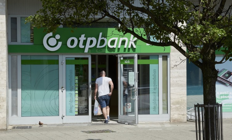 Egy férfi belép egy OTP-bankfiókba.