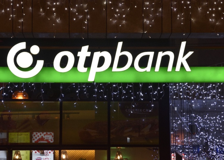OTP bankfiók világító céglogója az Europeum Bevásárlóközpont árkádsorán karácsonyi díszkivilágítással, a Blaha Lujza térnél.