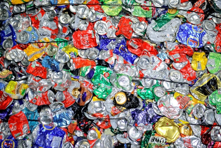 Összepréselt üdítős dobozok 