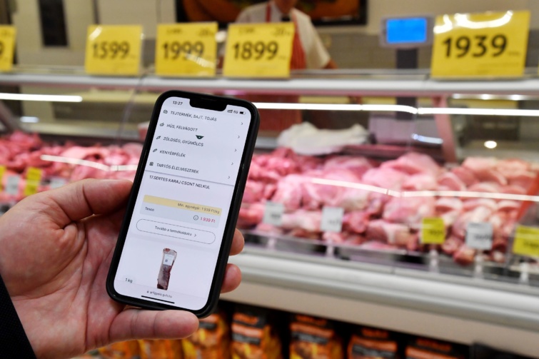 Árellenőrző alkalmazás egy mobiltelefonon az idén július elsején indult online árfigyelő rendszer kapcsán tartott sajtótájékoztatón a budaörsi Tesco bevásárlóközpontban 