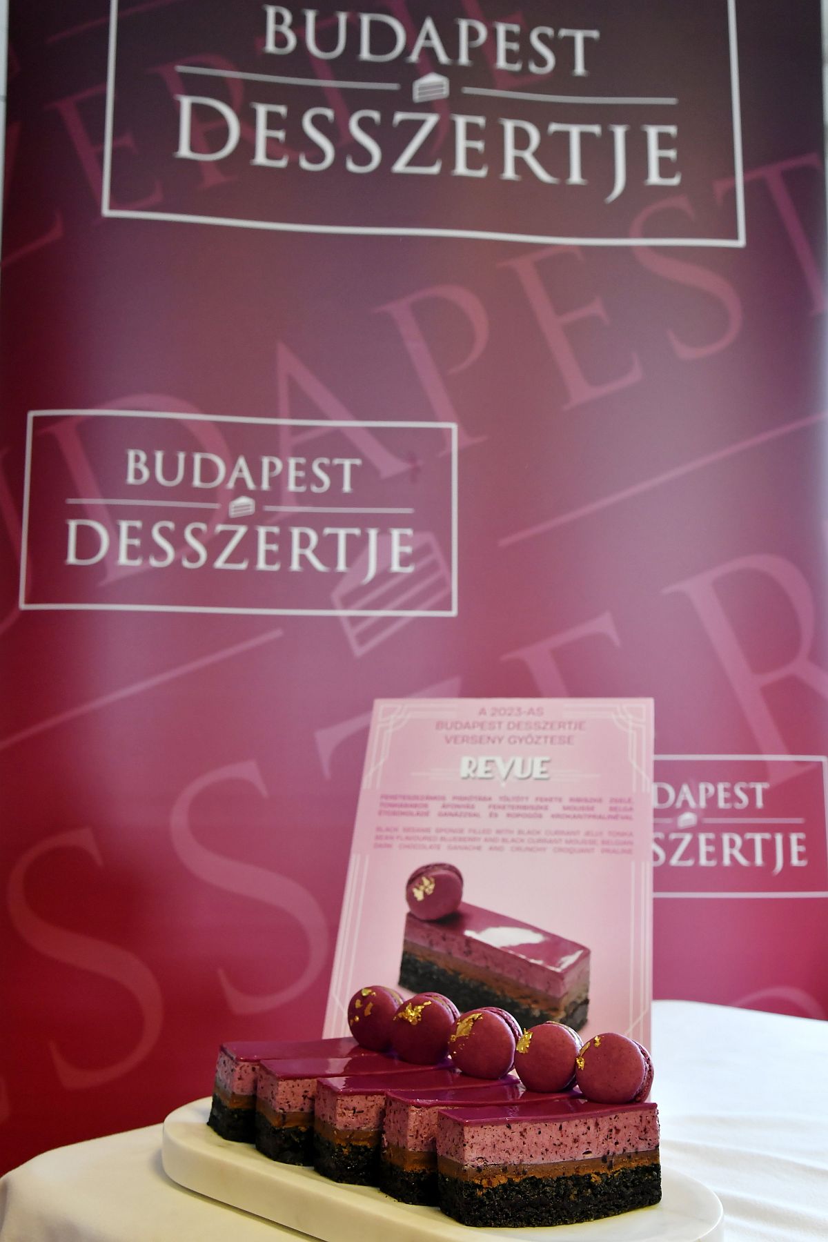 A Revue fantázianevű nyertes sütemény a Budapest Desszertje 2023. cukrászverseny eredményhirdetésén a fővárosi Szamos Caféban 2023. szeptember 19-én.