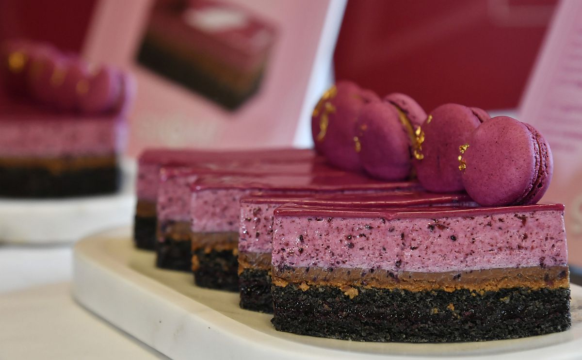 A Revue fantázianevű nyertes sütemény a Budapest Desszertje 2023. cukrászverseny eredményhirdetésén a fővárosi Szamos Caféban 2023. szeptember 19-én.