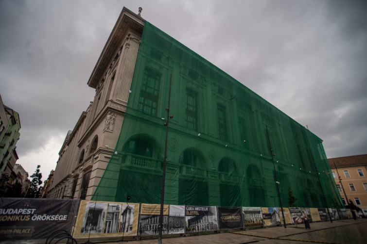 Az eredeti állapotban helyreállított homlokzatú, felújított budapesti Corvin Áruház leleplezés előtt 2023. június 6-án.