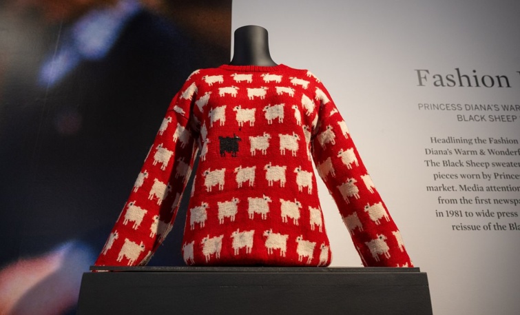 Diana hercegné báránymintás pulóvere.