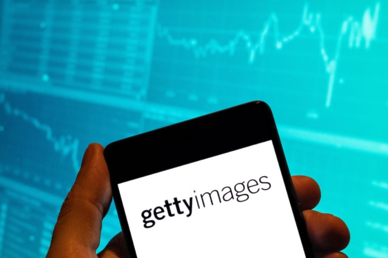 A Getty Images képügynökség jellegzetes felirata egy mobiltelefon kijelzőjén