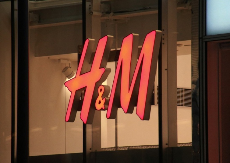 A H&M ruházati márka logója
