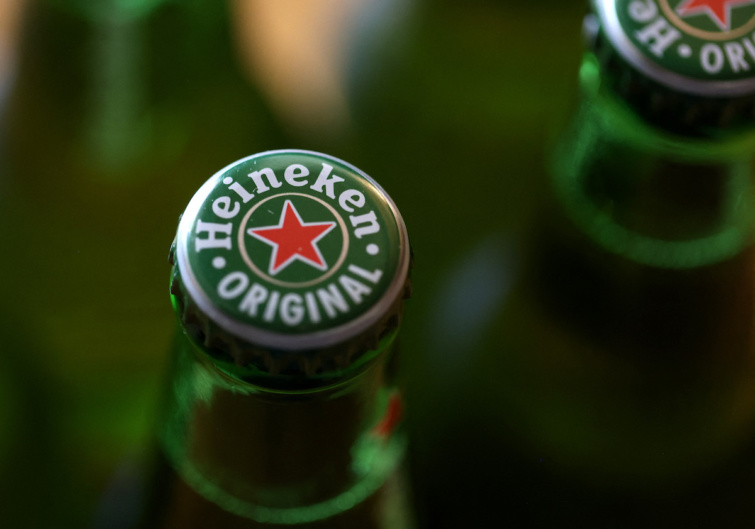 Egy Heineken által gyártott sör üvege és kupakja