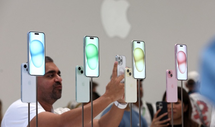 iPhone 15 telefonmodelleket fotóz egy férfi.