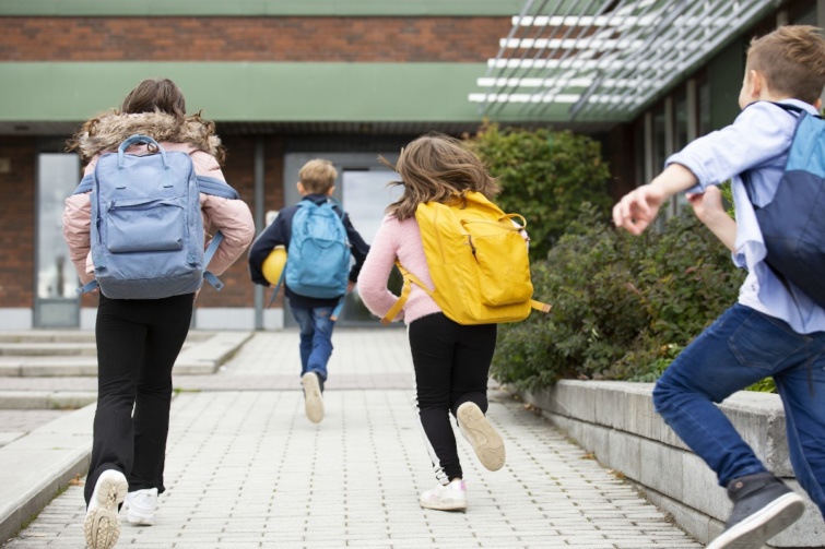 Diákok futnak az iskola felé