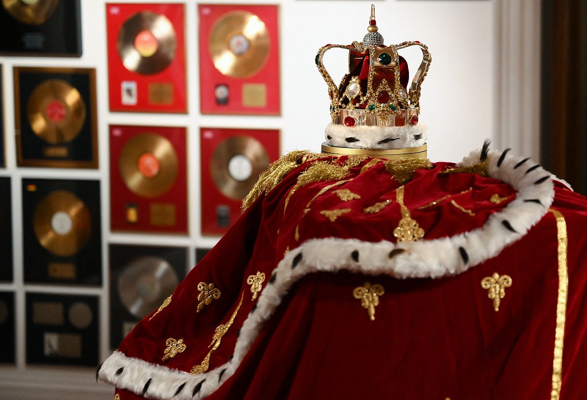Freddie mercury koronája és palástja.