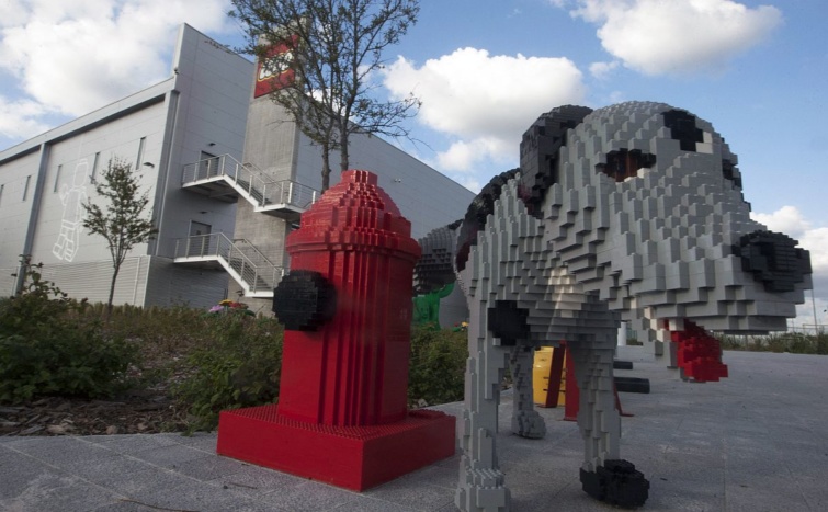 Lego kutya és tűzcsap a Lego mexikói üzeme előtt.