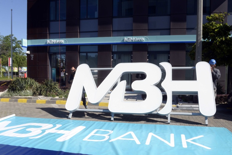 MHB Bankra cserélik a logót az MKB Bank fiókja előtt
