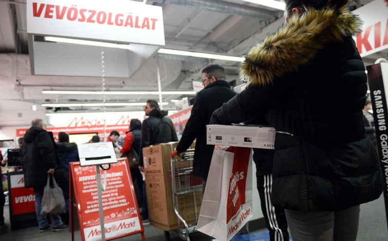 Sorban állók az elektronikai cikkeket forgalmazó Media Markt áruház vevőszolgálata előtt.