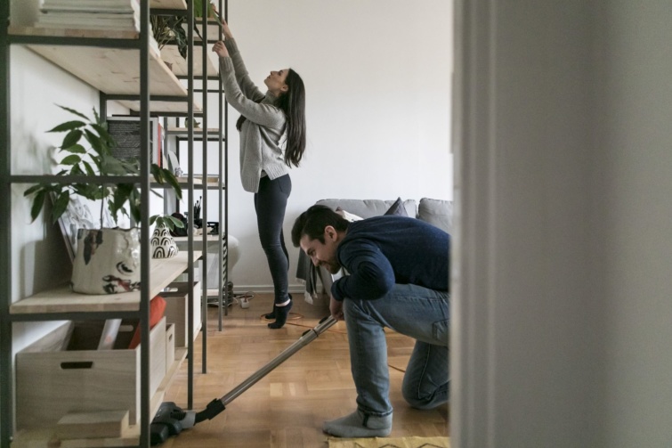 Fiatal pár takarítja az otthonát 
