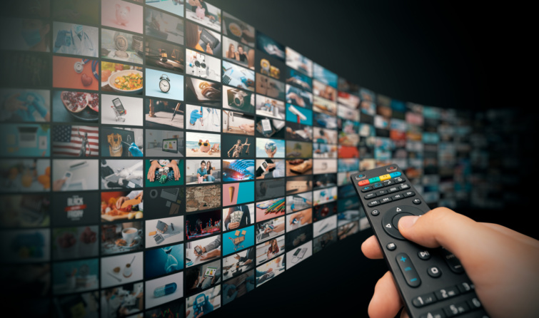 Streamingszolgáltatók egy tévé képernyőjén