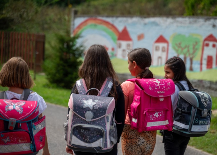 Gyermekek a tanszergyűjtő kampányban összegyűjtött iskolatáskával